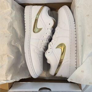 Jordan 1 Low SE - White and Gold Sneakers